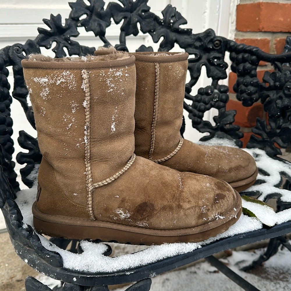 Women’s Uggs classic short size 9